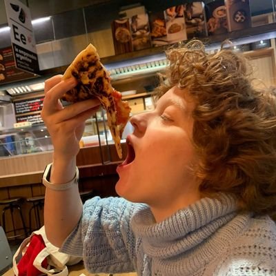 A margarida obrigou me a criar Twitter para lhe mandar memes.
pronomes: toda \ da Margarida