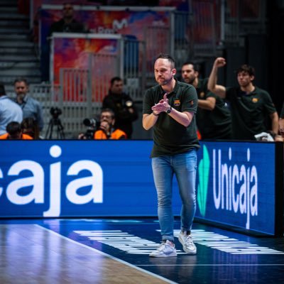 Graduat en Magisteri d'Educació Primària i especialitzat en Educació Física. Entrenador del FC Barcelona Bàsquet. #CES18