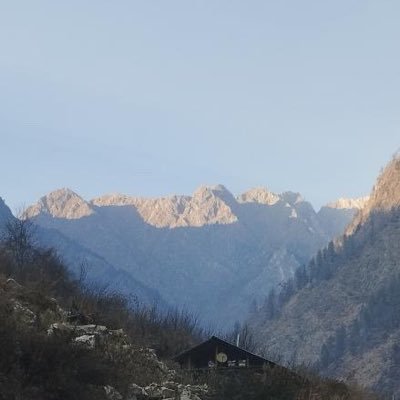 趣味垢。格好良いもの、お洒落なもの、綺麗なもの、美しいもの、輝き、キラキラ、ダークな感じにも反応。 音楽・アート・建築・など芸術・芸能・自然・他色々好き。 鉱物・天然石・宝石にも沼る。 更新遅いです(´-ᴗ-⸝⸝ก )︎ よろしくお願いします!