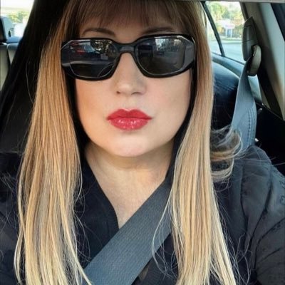 dinabuchillon's profile picture. 