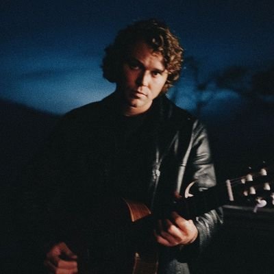 Aqui você encontra notícias sobre o artista @ashton5SOS e muito mais!