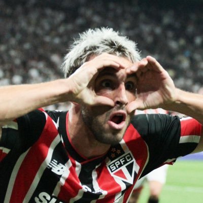 Sou fanático pelo São Paulo Fc 🔴⚪⚫
eu o amo de mais esse time, jogue por nós que nós lutaremos por vocês, 
🇾🇪Amor e paixão #SPFC❤️🤍🖤