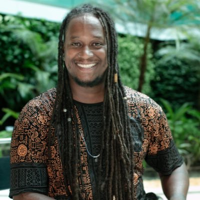 Eu sou o João Raphael, escritor, apresentador, professor e mestre em educação pela UFRJ. Colunista de África no site Opera Mundi.