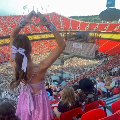 I wanna be defined by the things that I love: Taylor Swift, theatre, reading, Rachel Zegler, cute coffee shops, sunsets, and hanging out with my family š¤šŖ© 19
