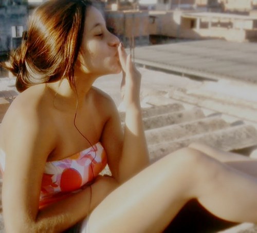 Não sei amar pela metade, não sei viver de mentiras &' nem sei voar com os pés no chão ... Sou sempre eu mesma, mas com certeza não serei eu mesma para sempre ;
