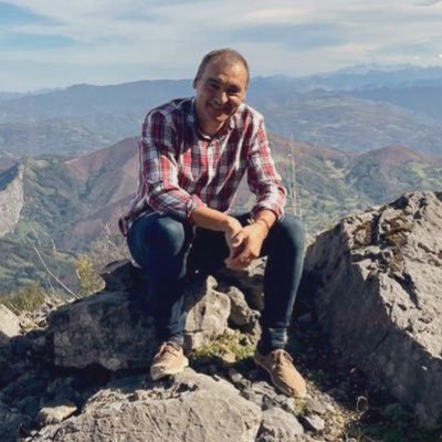 Gijonés y asturiano. Maestro por vocación, Liberal por convicción, Sportinguista por devoción y Ciclista por pasión.