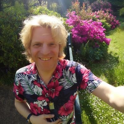Antiques, art, politics, etymology 📝 Columbo fan 👮 - Gardener🌹🌸🌷🌻 cigar chomper/pipe smoker 🤠 / keen darts 🎯 /pool 🎱 / table tennis 🏓 player