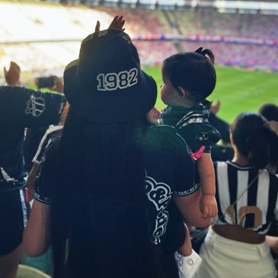 Gabylmelo's profile picture. Alvinegra apaixonada pelo @cearasc e mamãe da Bia 🖤🏁