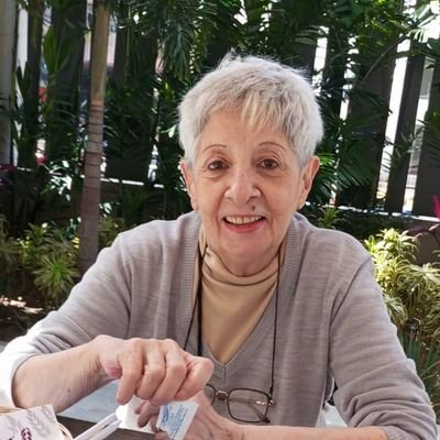 Hija! Hermana! Esposa! Mama! y Abuela! Nací libre... y así quiero vivir... LIBRE...! hasta mi ultimo viaje!