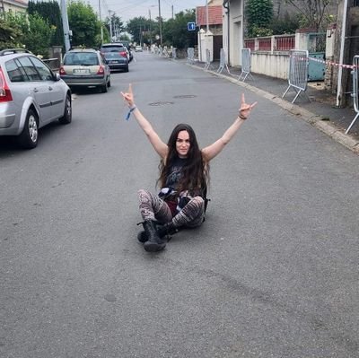 מכשפה, מהנדסת כימיה, פמינצנצית, ביסית, מטאליסטית, מרסקת פטריאכיה ובעיקר צרה צרורה.
לשון פנייה- את/היא