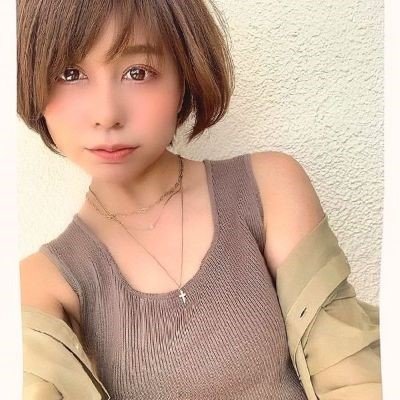 抱き心地良いとよく言われる/在宅勤務/せーよくたぶん強い Twitterまたはじめましたー。前のアカウントで動画が過激すぎたみたいで削除されちゃったから凍結されないようにこっそりやりますね❤🍓 優しそうな人ふぉろーしてます