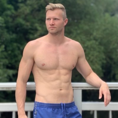6’6… born and raised in 🇩🇪 1989 “the man they called horse” if you want to know why, take a look at my page.