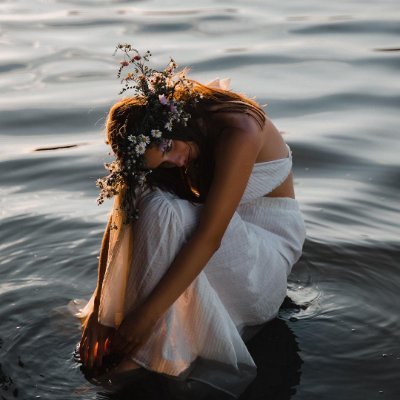 Salutations! I'm Edna McKeon, chasing light and emotions through photography.