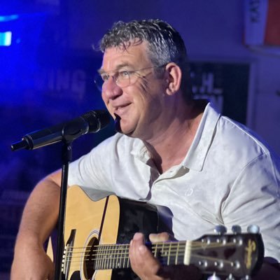 Werkzaam als ambulancemedewerker, bevelvoerder brandweer geweest en gewerkt als medewerker risicobeheersing brandweer. Speelt klarinet/sax in jazzband.