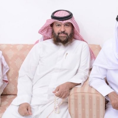 العلم زين وخير الناس يطلبه والجاهلون لأهل العلم أعداءُ فعش بعلمٍ ولا تبغ لهُ بدلاً الناس موتى وأهل العلم أحياءُ