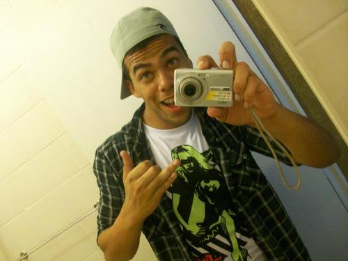 ♫ Para a verdade nunca é tarde a coragem
Assim como o fogo arde a verdadeira viagem é o amor ♪