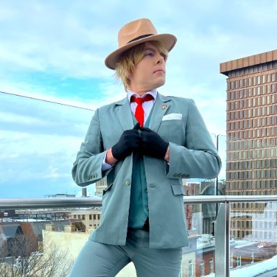 Hello! I am a cosplayer, streamer and gamer from Montreal, Canada! (EN/FR)