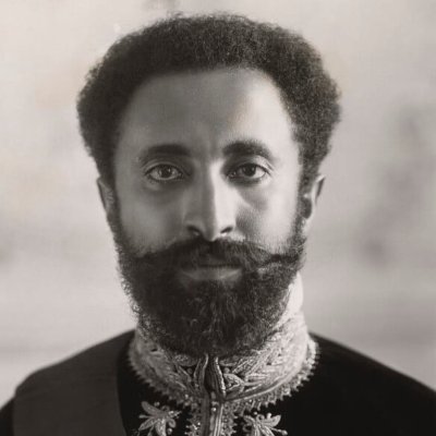 Perfil em homenagem a Tafari Makonnen e conhecido por Rás Tafari, Imperador da Etiópia, herdeiro de uma dinastia cujas origens remontam ao século XIII. Jahbless