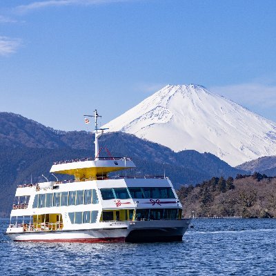 視界360度の展望甲板と変わりゆく湖岸の風景を見渡す広々とした客室が魅力の芦ノ湖を周遊する双胴遊覧船です。