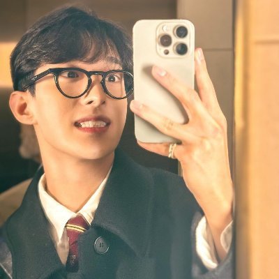 Lakon Fiksi — Seseorang dengan suara indah dari grup beranggotakan 13 orang, Seventeen. Berada dalam kelompok vokal dan ia pria berkelahiran 1997, Lee Seokmin.