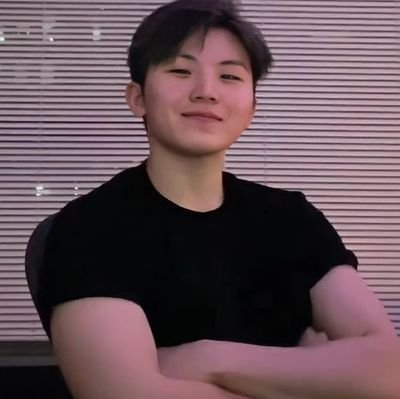 #woozi :prende la compu y pone la música famosa por su bumbum