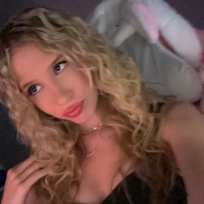 Hi everybody!
.
.
.
add me on roblox!: Lanarae
and be nice!
.
.
.
im a streamer 
.
.
.
bye!