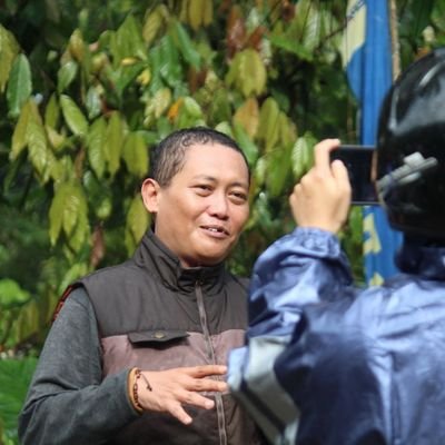 Menulis di blog tentang apa saja, termasuk seputar adaptasi teknologi digital, gaya hidup, bisnis, dan kuliner.