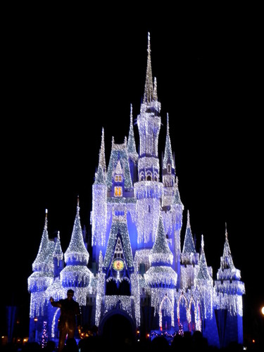 Huge Disney fan, avid traveler and planner of dream vacations!