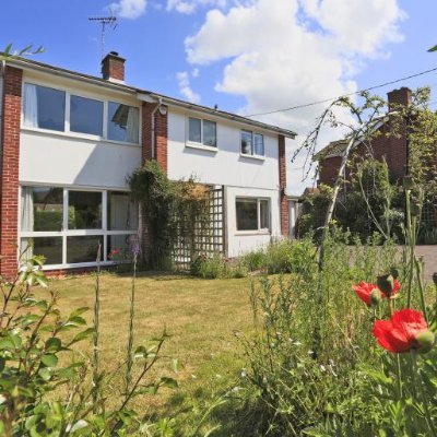 A fabulous holiday house with a mid-century retro style, a large garden, space to park and in the middle of fantastic Aldeburgh on the Suffolk coast.