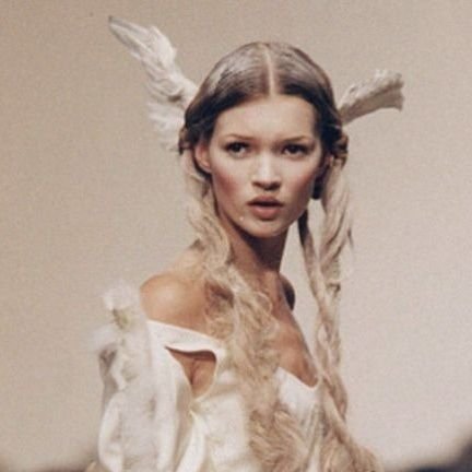 ᅠ fashion lover ( SPA . ENG ) @ she / her ♡ here just for the aesthetics * fan of everything ── THG && TBOSAS !