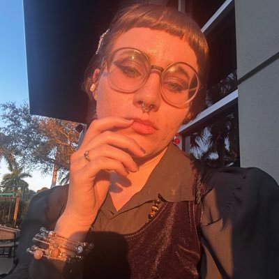 22 | swfl | i paint sometimes | crowd fund amplifier | abolitionist in training