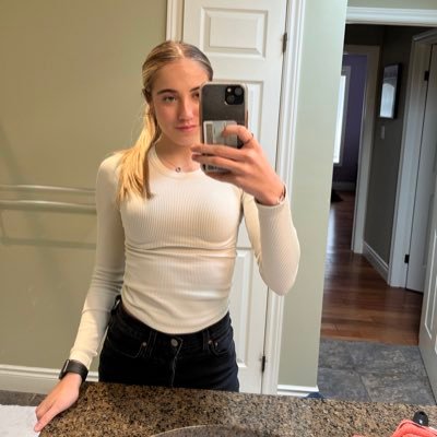 chloeqville's profile picture. 