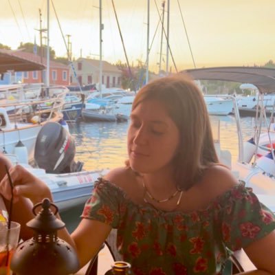 baso la meva personalitat en ser altempordanesa d’origen, exberliner, fan dels Beatles, profe de lite catalana i odiar les olives