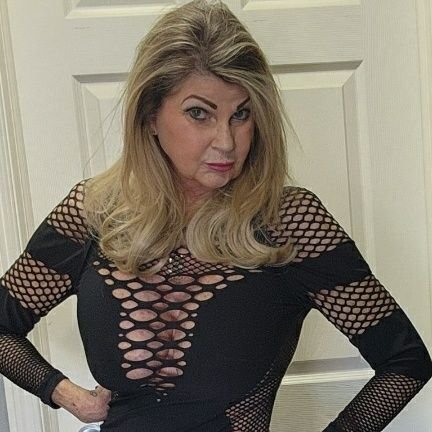 I am the ultimate sexy cougar. I love what I do and I love Who I am. As long as you are respectful coming to my door I will eat you up ;-)