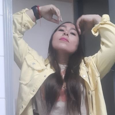 estudiante de ingenieria,loca por opcion,amiga de sus amigos, simpatica,a veces un poco dificil de entender,melancolica y enamorada...no se usar twitter☺