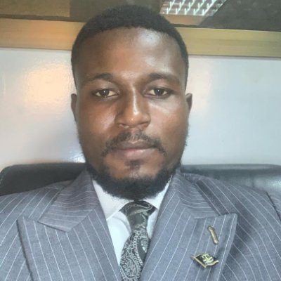 Juriste ⚖️ chercheur, analyste politique et défenseur de Droit.