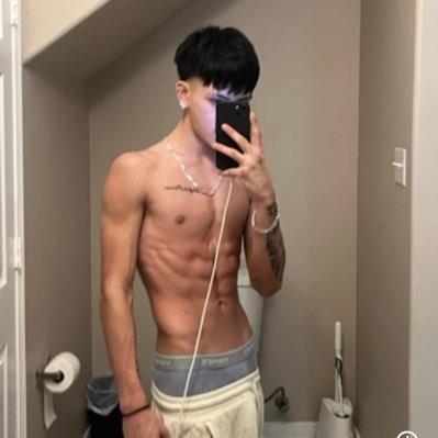 BEST dick on twitter 🙇🏻 dm “MENU” 🥵add my new snap htx_muneco to buy🤭 or cum say hi to me on OF i respond to everyone 💦👇🏻