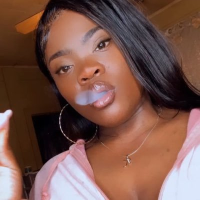 prettyssakasia's profile picture. knew better you’ll do better ✨