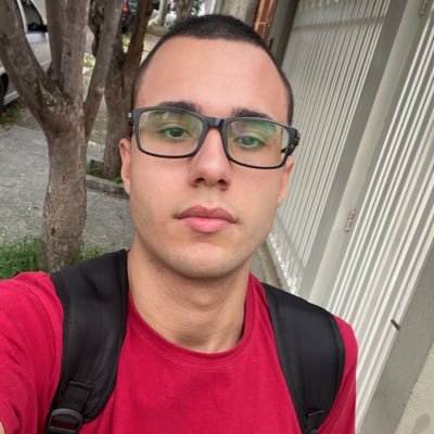Economista de formação. Progressista, pró-democracia liberal. Bissexual.