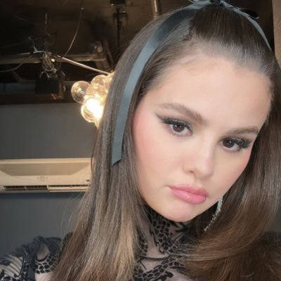 wizardofsgts's profile picture. fangirling since before the age of social media, when loving an artist didn’t mean hating on their contemporaries. #LoveOn