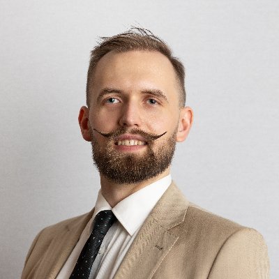 Rodowity mieszkaniec Warszawy. Inżynier Elektrotechniki. Konserwatysta. Katolik. Instruktor harcerski.