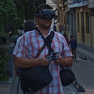 Salvadoran Filmmaker 🇸🇻
Productor
Fotógrafo
Videógrafo
Piloto de Drones
Youtuber