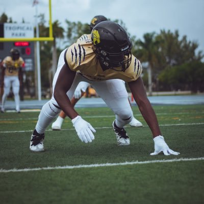 C/O 25 | Football Hybrid DE/OLB | 6'2 230 | Cell:305-497-0752 | email: niamkeg2007@outlook.com