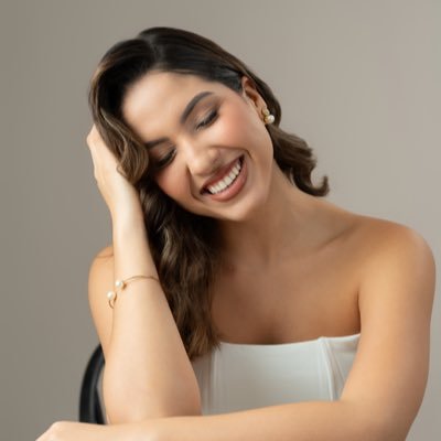 Escribo tweets mientras vivo mi historia y cuento historias. Comunicadora, maestra de ceremonias, podcaster, joseadora y dominicana.