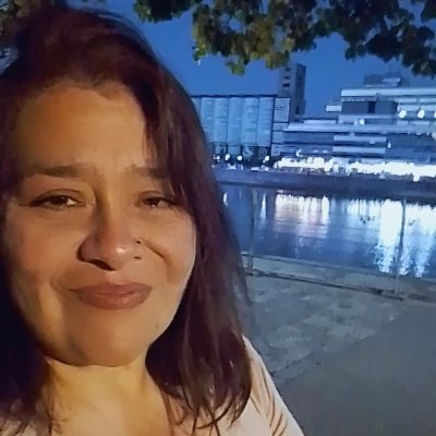 Lic y Profesora  en comunicacion social (Periodista). Tec en comunicacion digital. mi mundo rosa chicle, cultura, musica, DDHH, moda, fashionista y viajes.