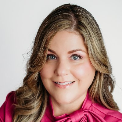 I help overwhelmed healthcare leaders ✨Calm the Chaos✨ + Grow Their Practice