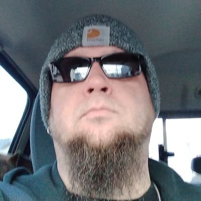 40 almost. Fabrication welder, loves dogs & music. I do welding, metal fabrication, knife sharpening & customization. Also into home audio equipment.