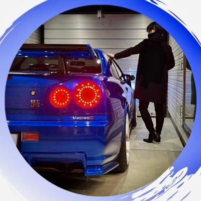 R34 SKYLINEを眺めるガレージハウスのオーナー | ER34 クーペ 25GT-t | GT-R nismo Z-tune 仕様 | Phase.1 外装 ▶︎ 【現在】Phase.2 内装＆足周り(〜2025) ▶︎ Phase.3 エンジン