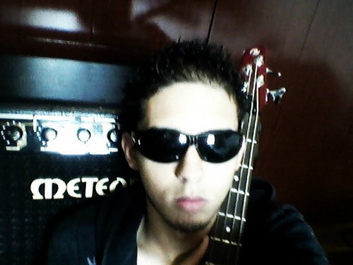 19 anos,chato,irriatante,ciumento & bobão. Adoro @Ironmaiden , @slipknot, tocar contra baixo . Sou da @carolyagami