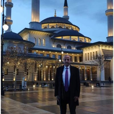 Hayy 'dan gelip
Hû 'ya giden
bir ADEMOĞLU,
Kendi kendine konuşan lakin
kendisine dahi lafı geçmeyen bir KUL
💡(Twitlerim her sekilde kopyalanabilir helaldir)